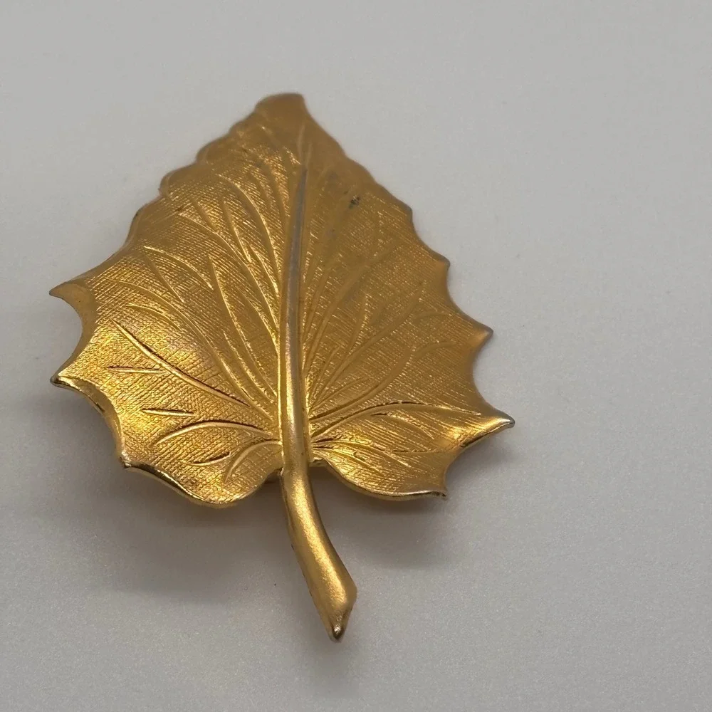 Gold‎ Tone Leaf Brooch Pin Textured Veins Elegant Autumn Nature Inspired Jewelry
